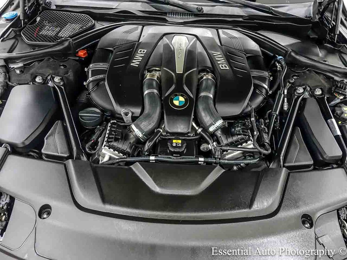 Photo 36 of this BMW 7 Series