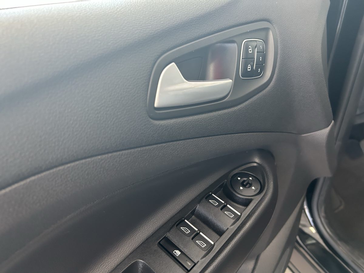 2017 Ford Escape Titanium photo 25
