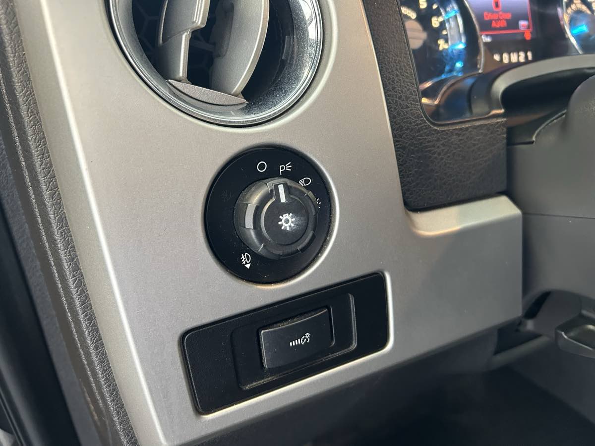 2013 Ford F-150 Lariat photo 47