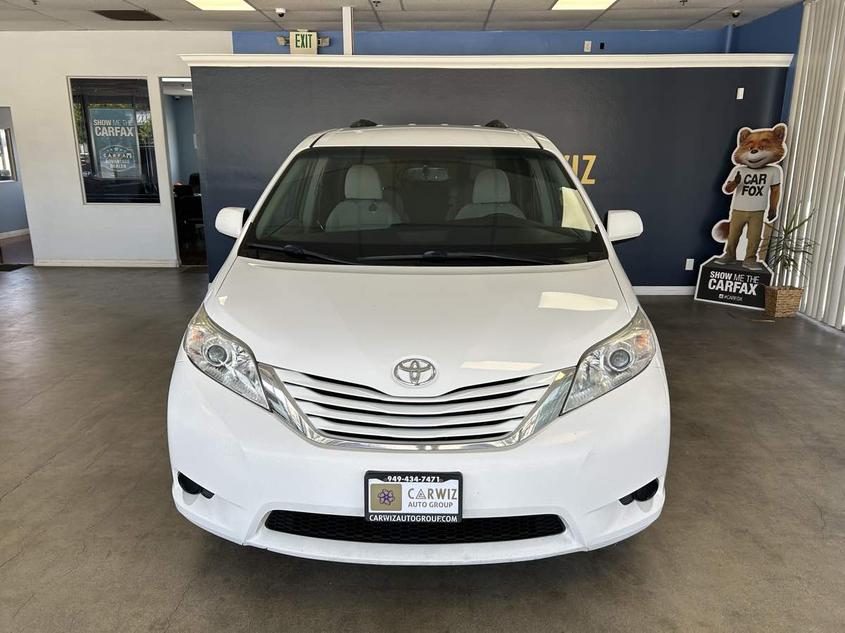 2017 Toyota Sienna LE photo 2