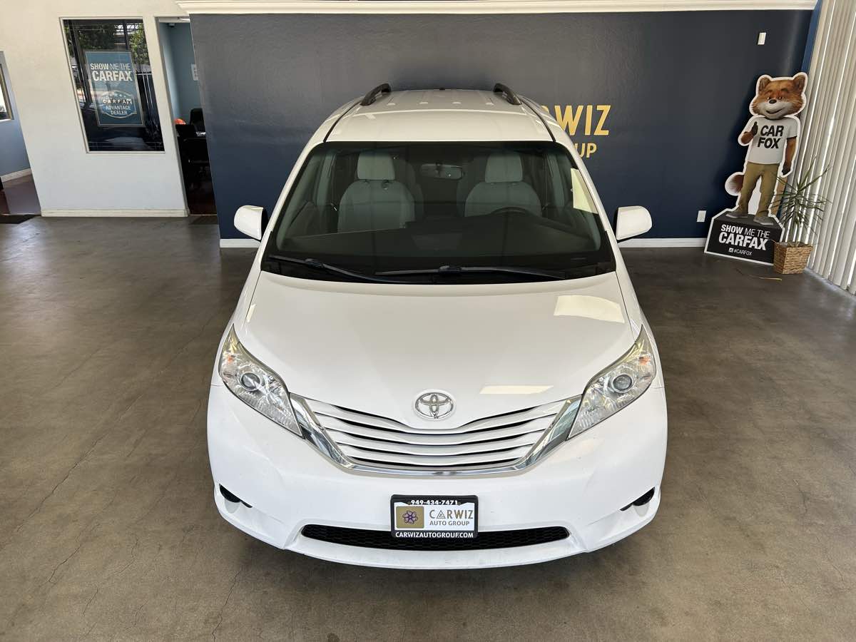 2017 Toyota Sienna LE photo 3