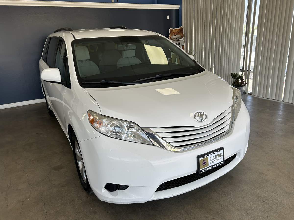 2017 Toyota Sienna LE photo 4