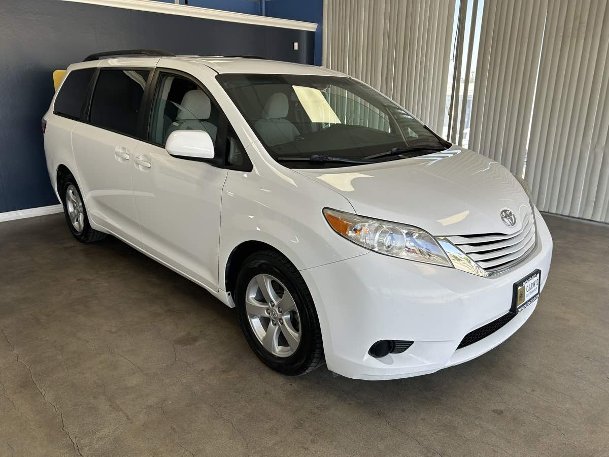 2017 Toyota Sienna LE photo 5
