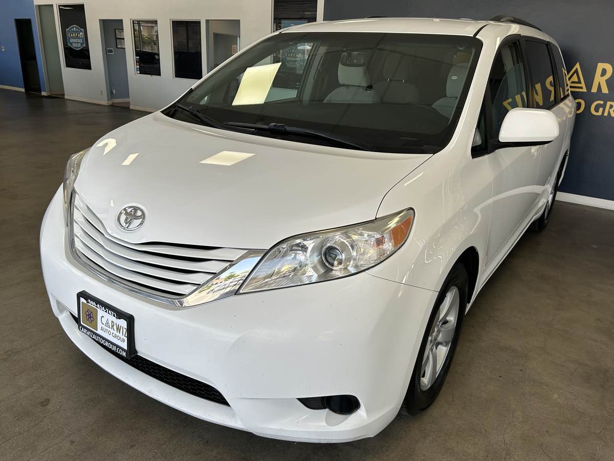 2017 Toyota Sienna LE photo 6