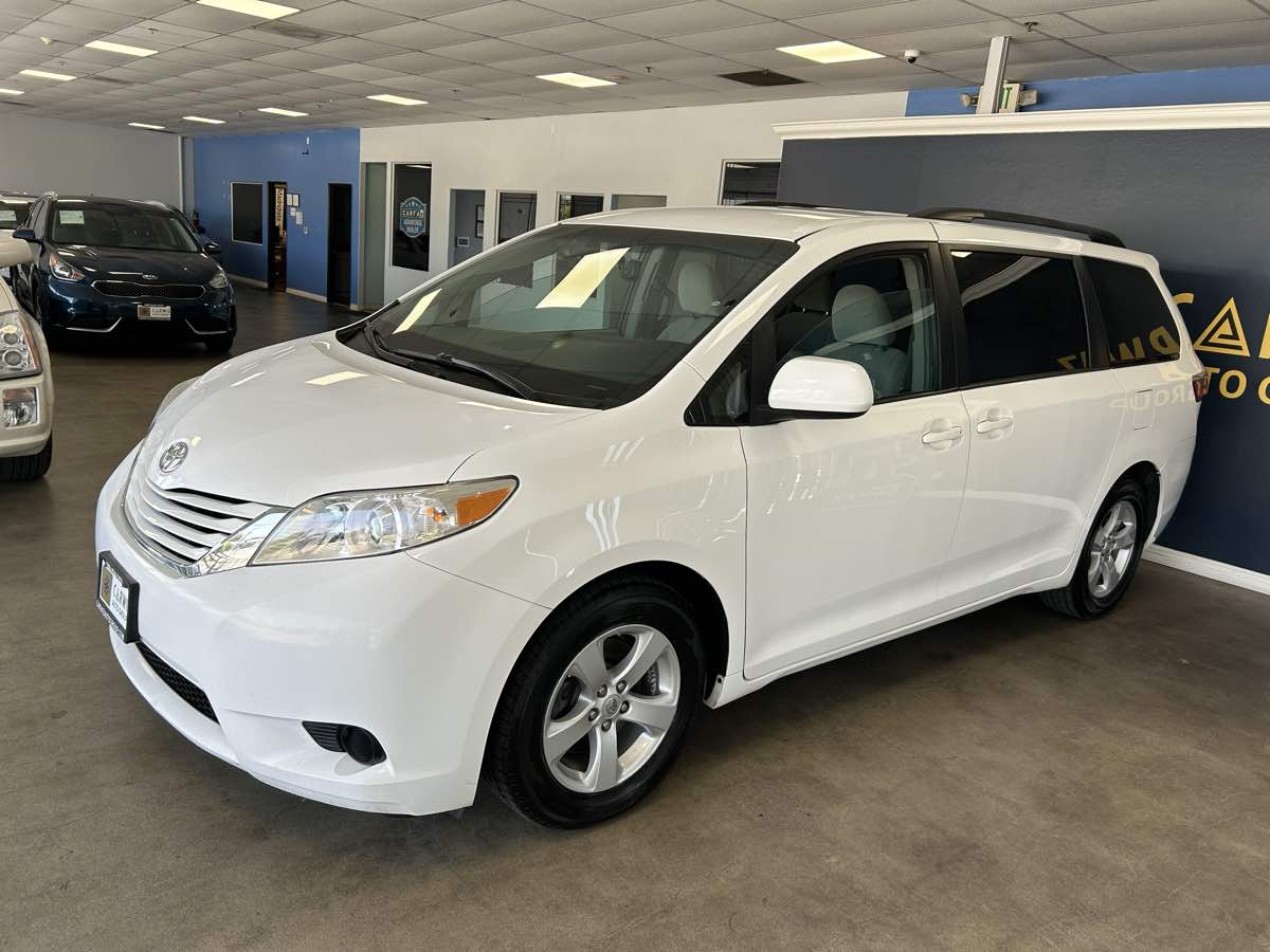 2017 Toyota Sienna LE photo 7