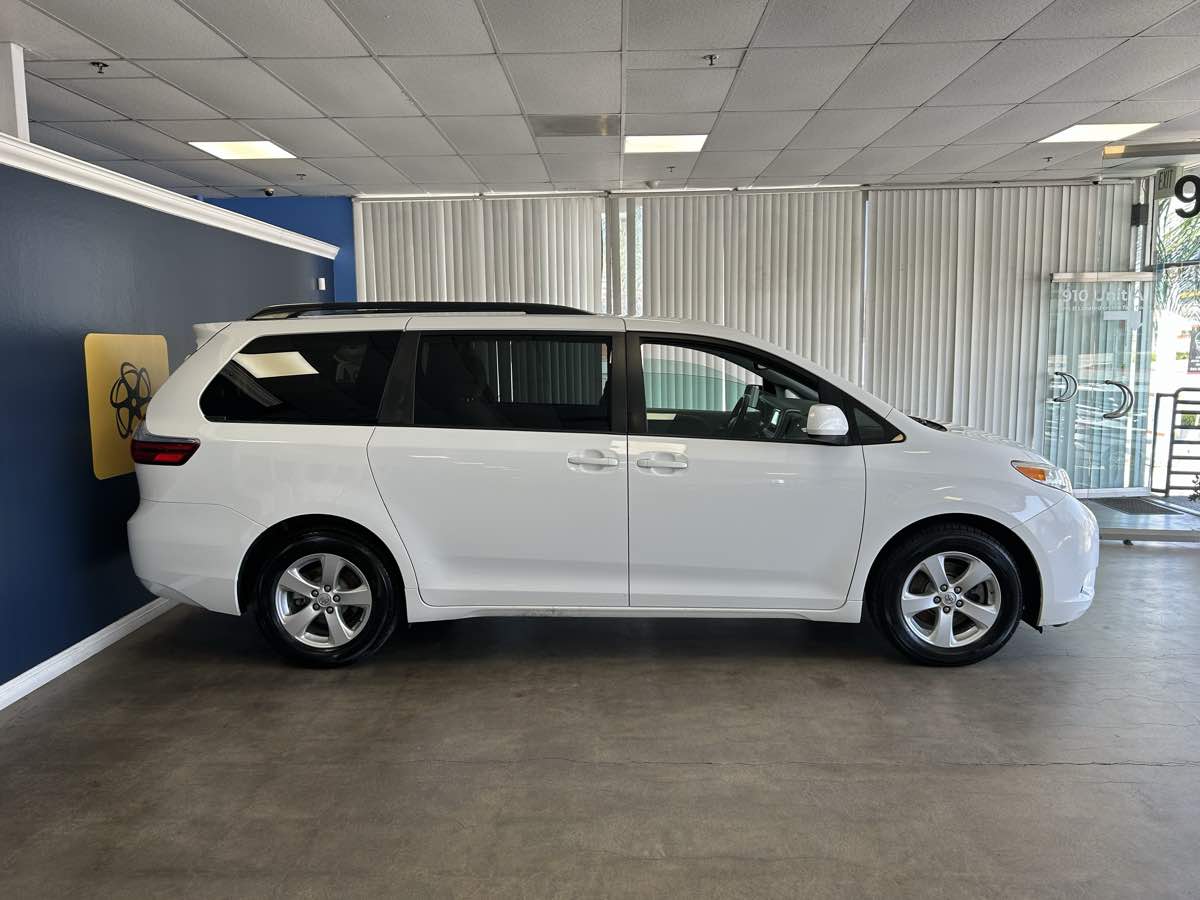 2017 Toyota Sienna LE photo 12