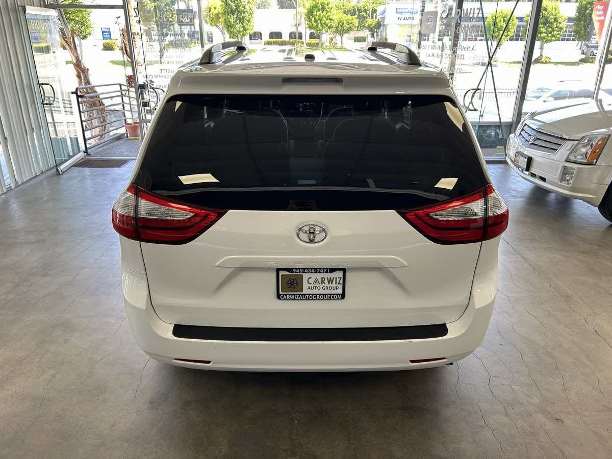 2017 Toyota Sienna LE photo 13