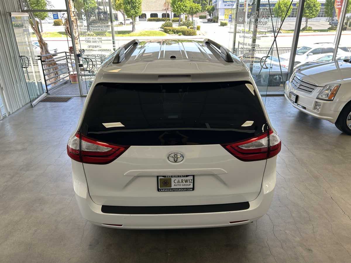 2017 Toyota Sienna LE photo 14