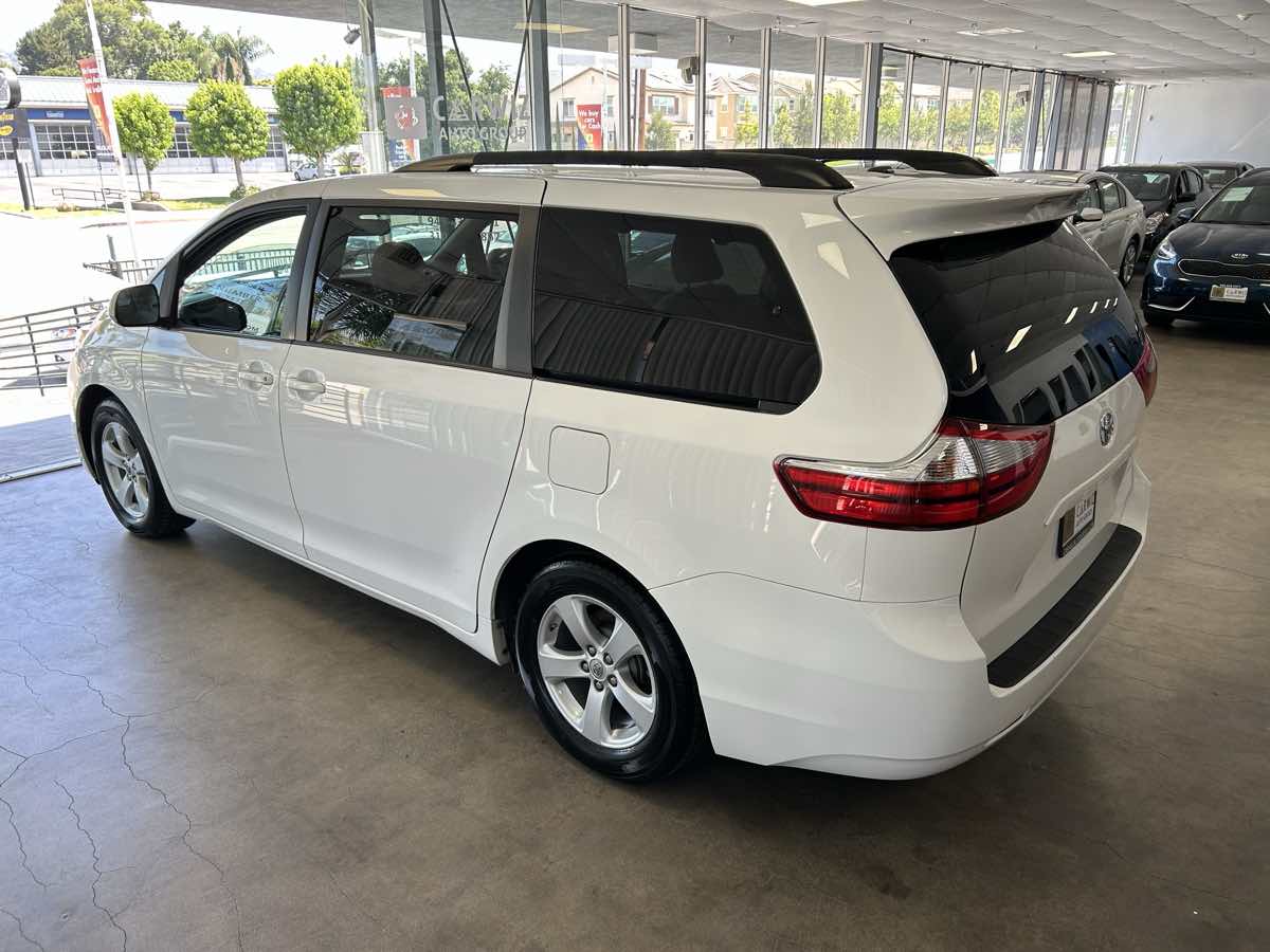 2017 Toyota Sienna LE photo 16