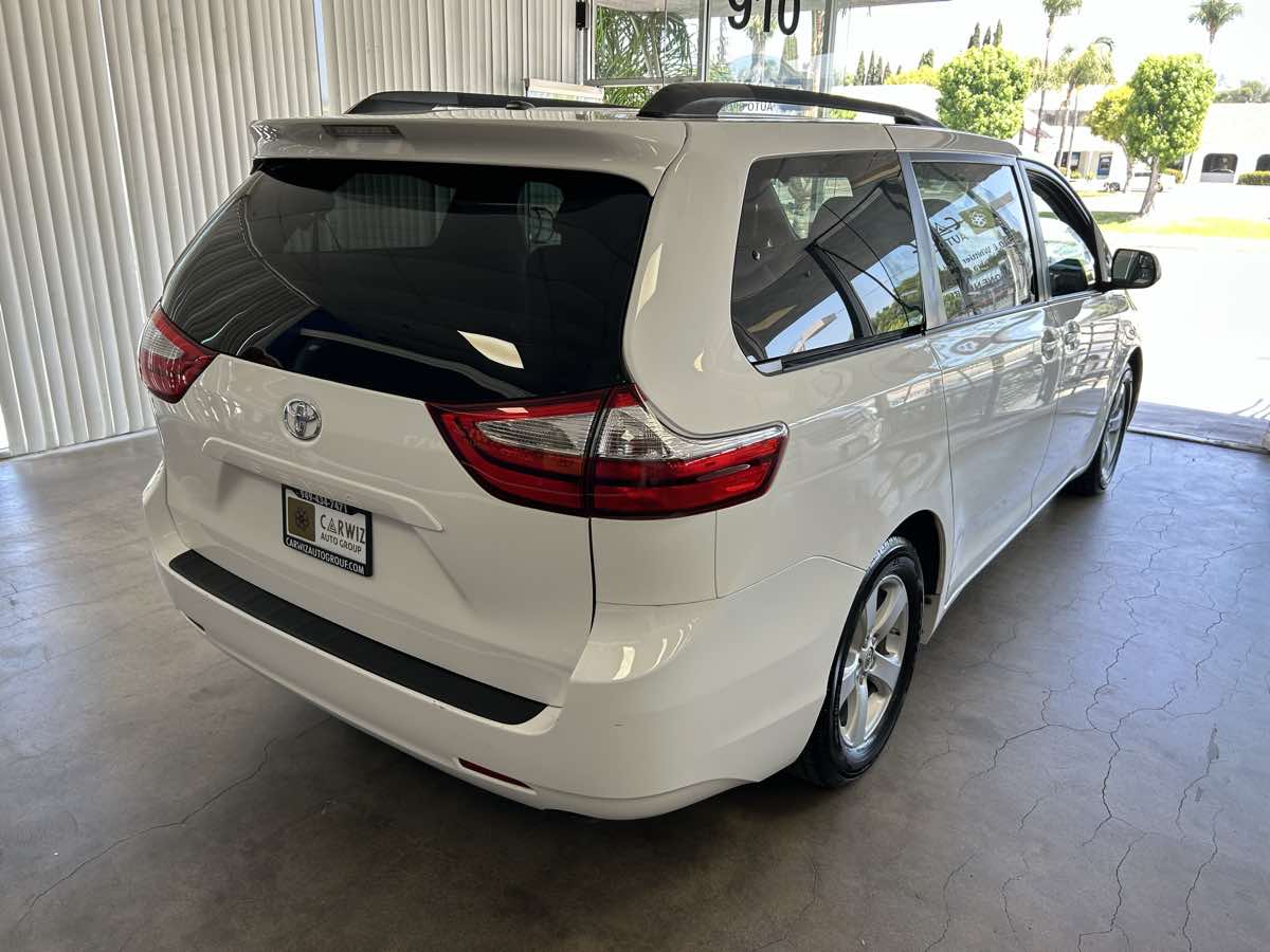 2017 Toyota Sienna LE photo 17
