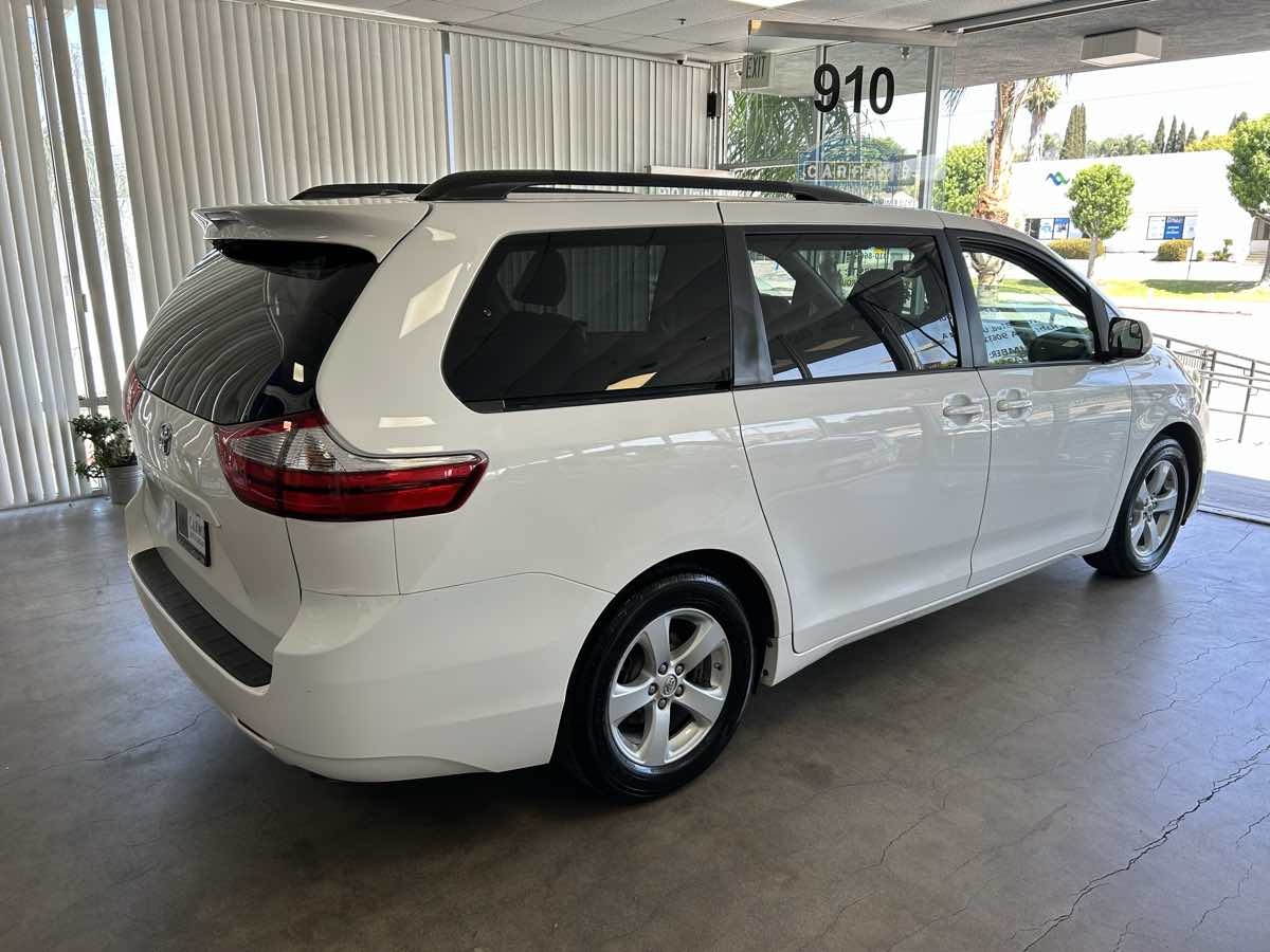 2017 Toyota Sienna LE photo 18