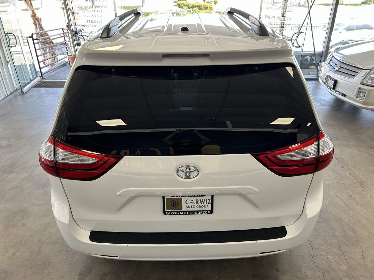 2017 Toyota Sienna LE photo 19