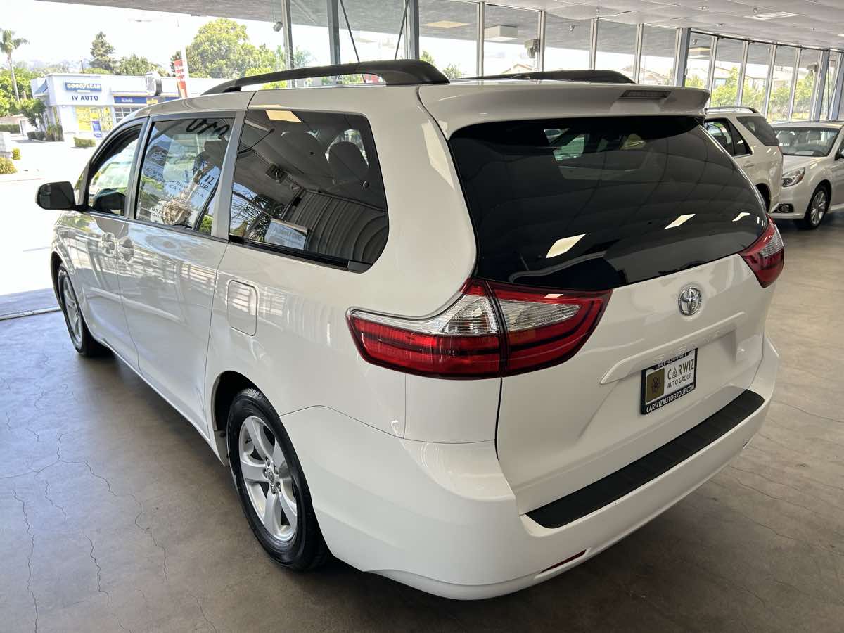 2017 Toyota Sienna LE photo 20