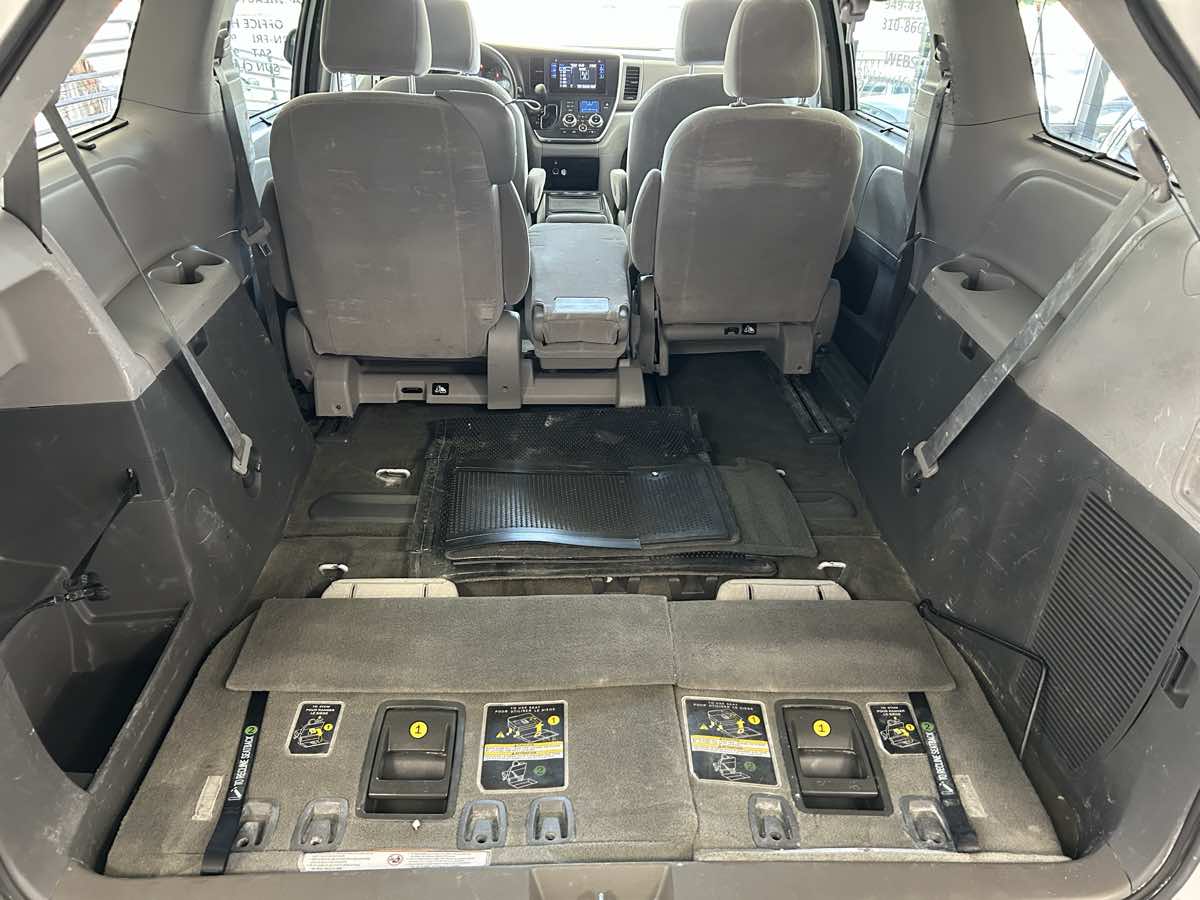 2017 Toyota Sienna LE photo 22