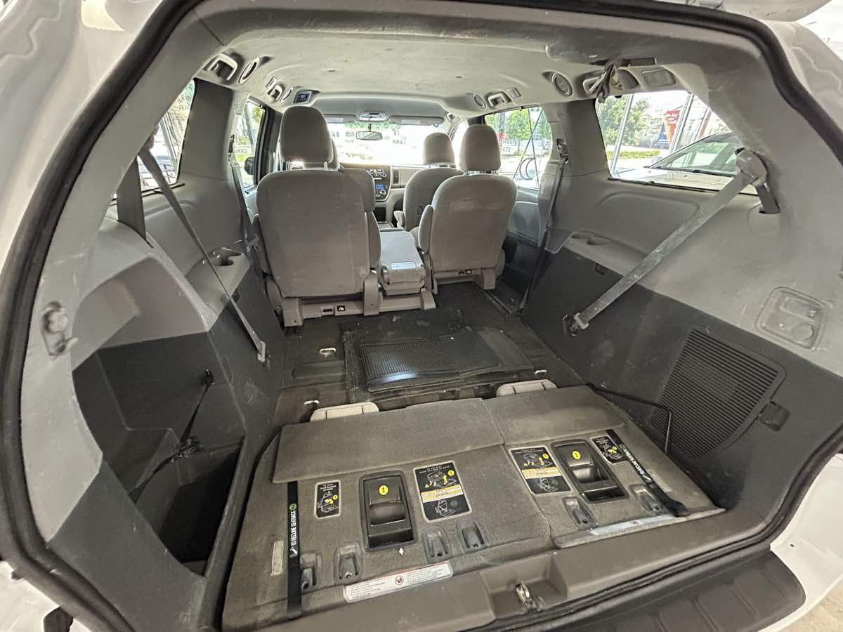 2017 Toyota Sienna LE photo 23
