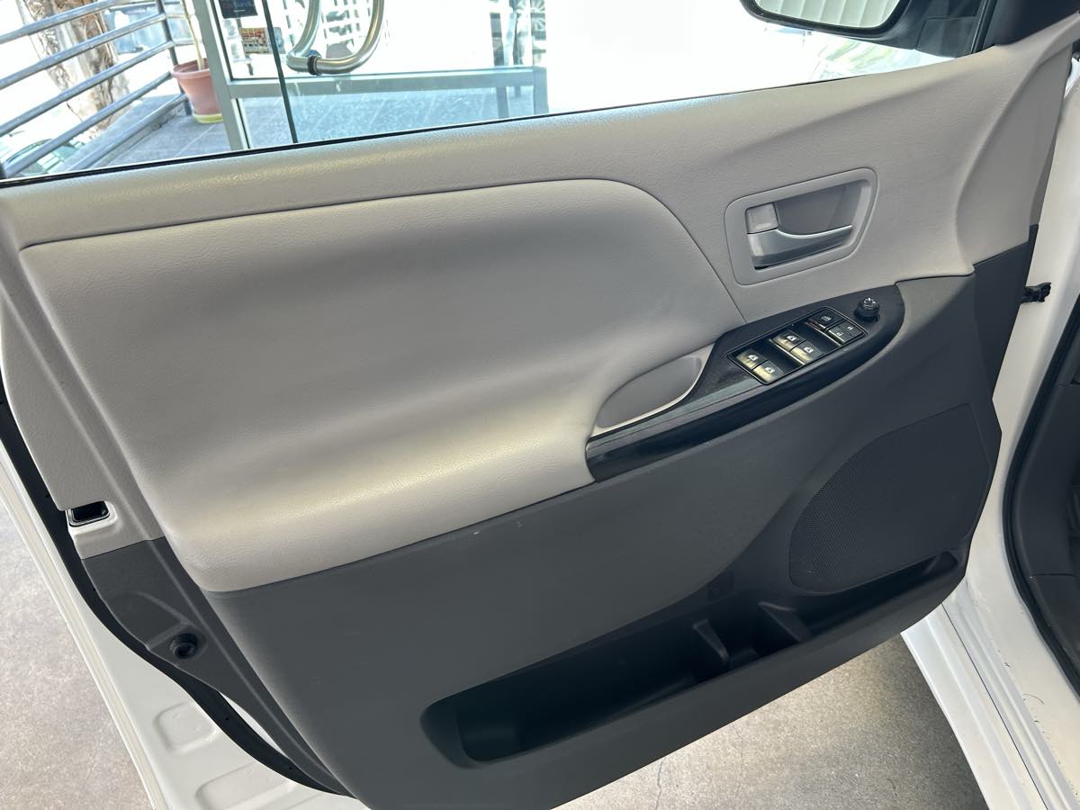 2017 Toyota Sienna LE photo 24