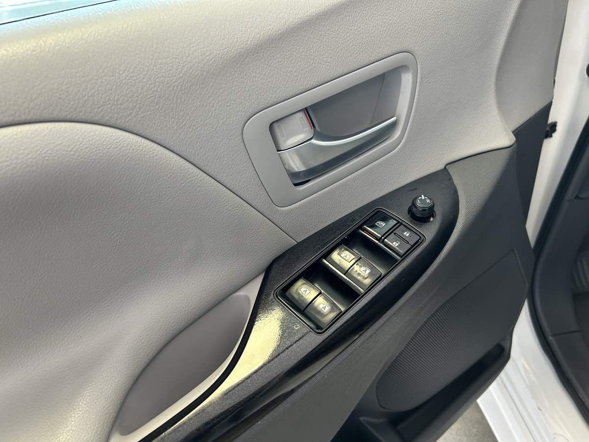 2017 Toyota Sienna LE photo 25