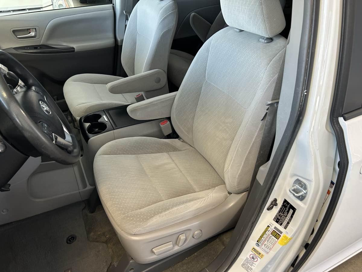 2017 Toyota Sienna LE photo 26