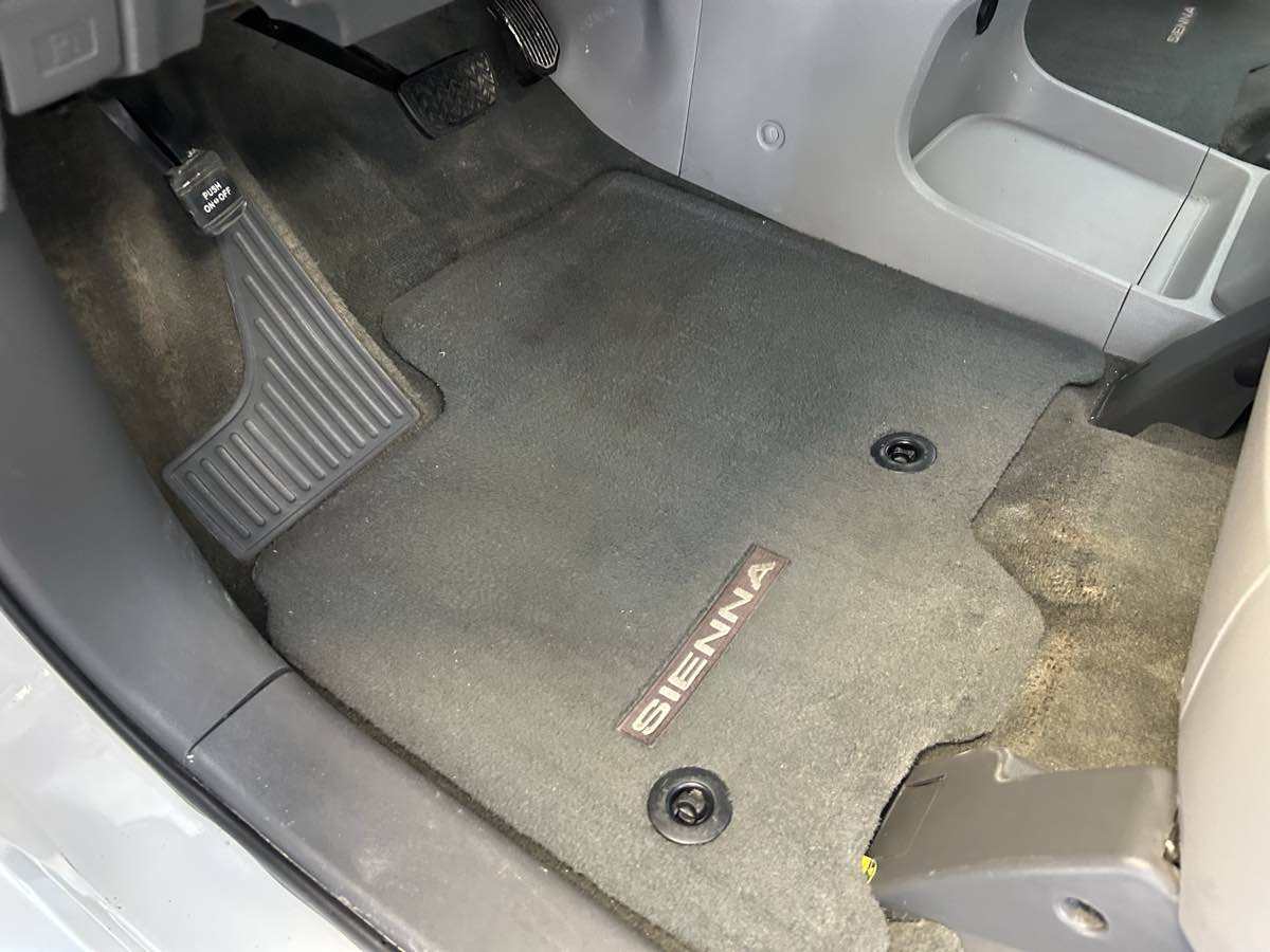 2017 Toyota Sienna LE photo 27