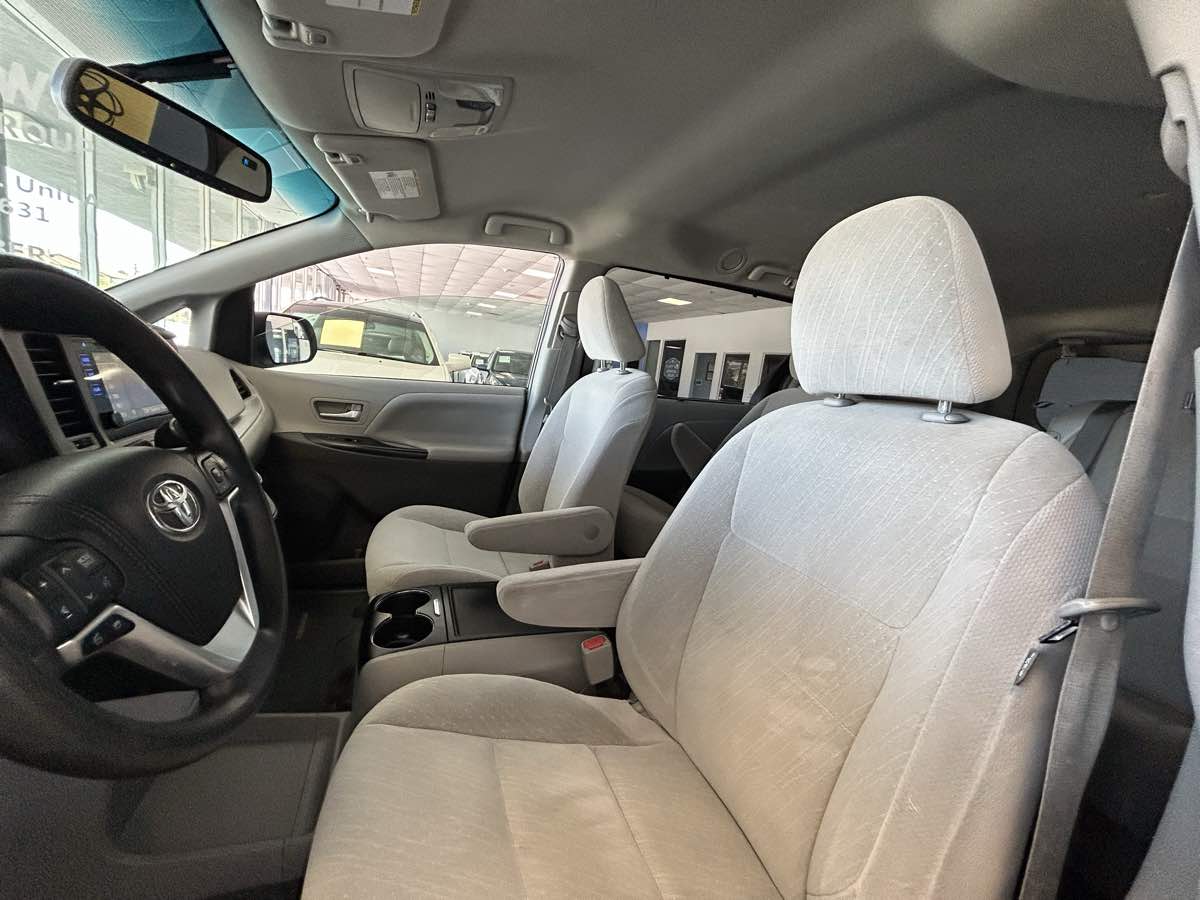2017 Toyota Sienna LE photo 28