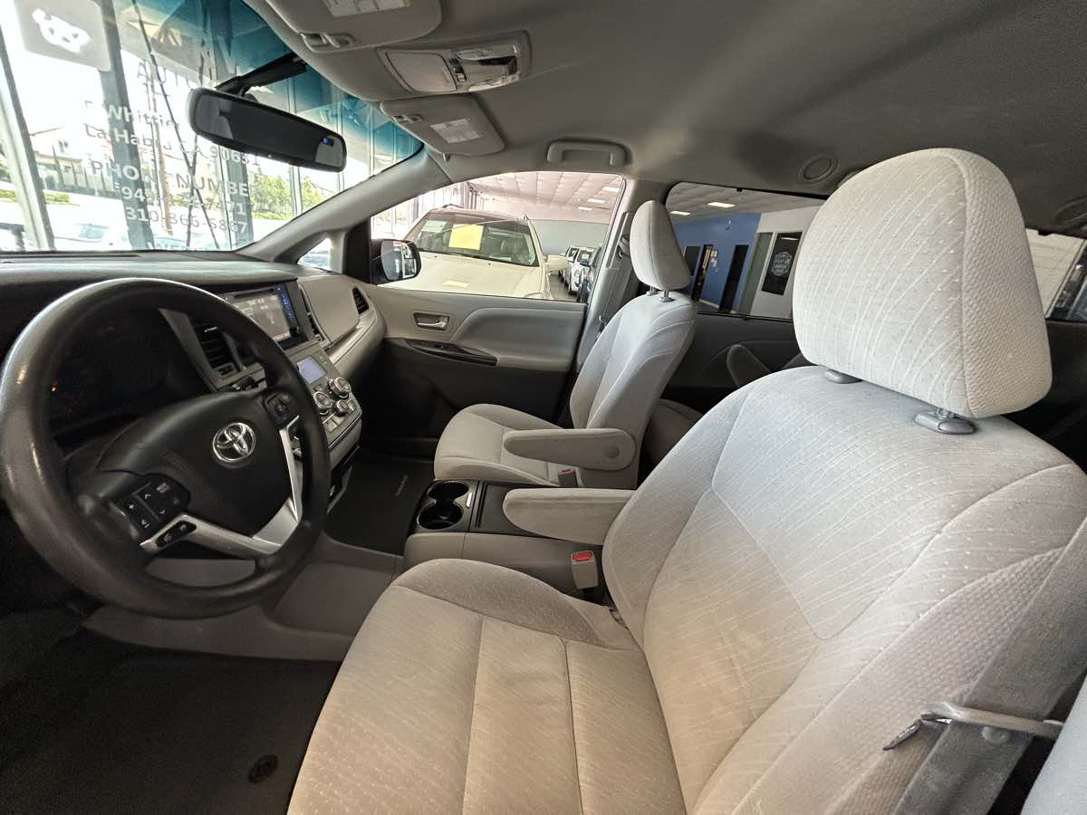 2017 Toyota Sienna LE photo 29