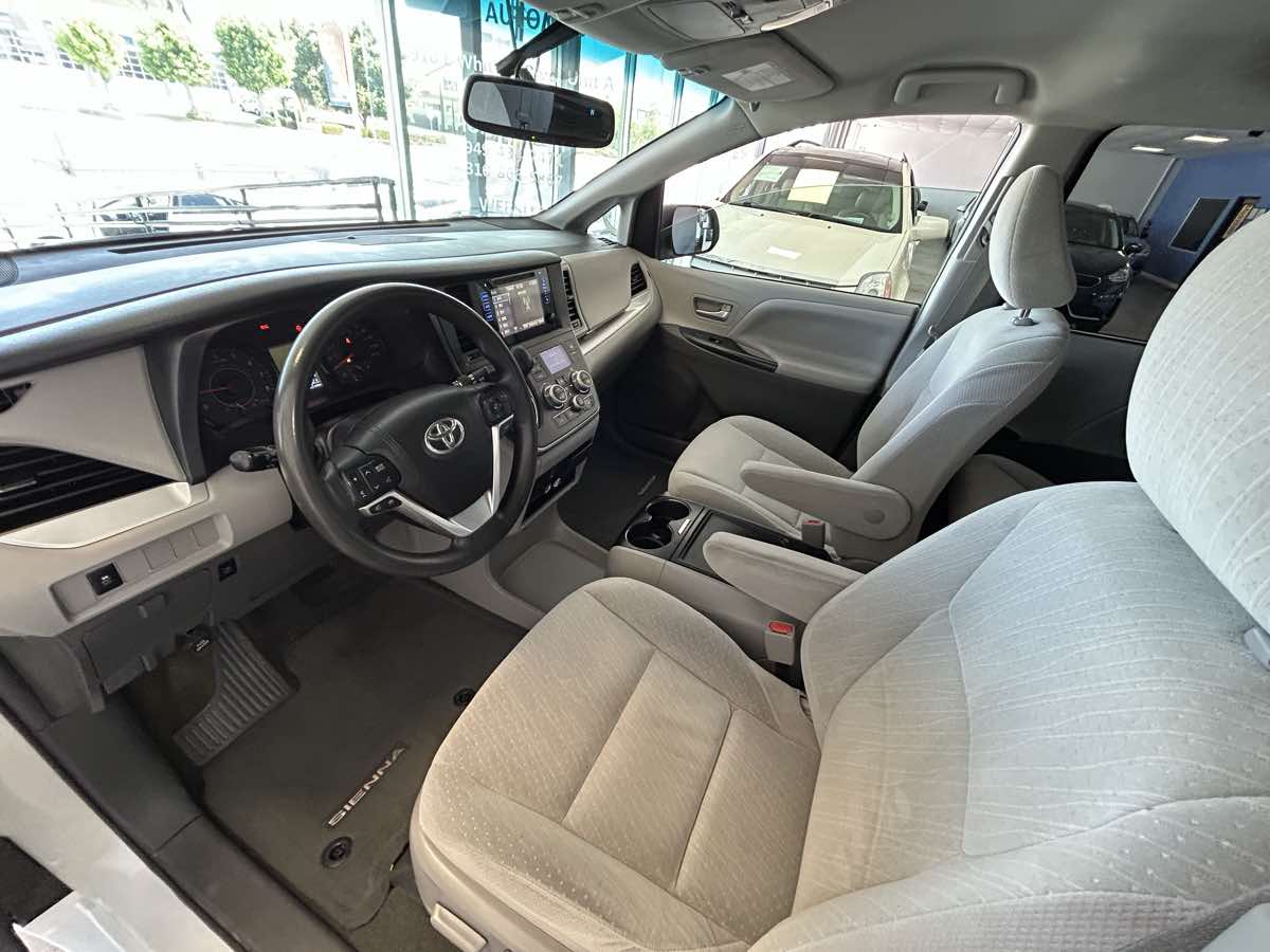 2017 Toyota Sienna LE photo 30
