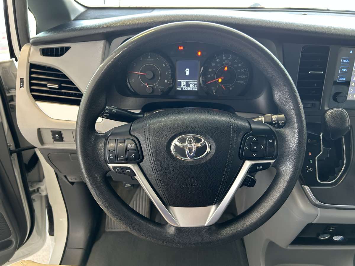 2017 Toyota Sienna LE photo 32
