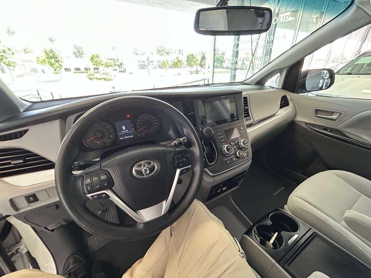 2017 Toyota Sienna LE photo 33