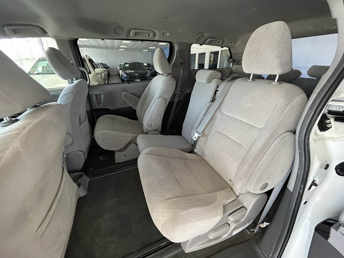 2017 Toyota Sienna LE photo 35