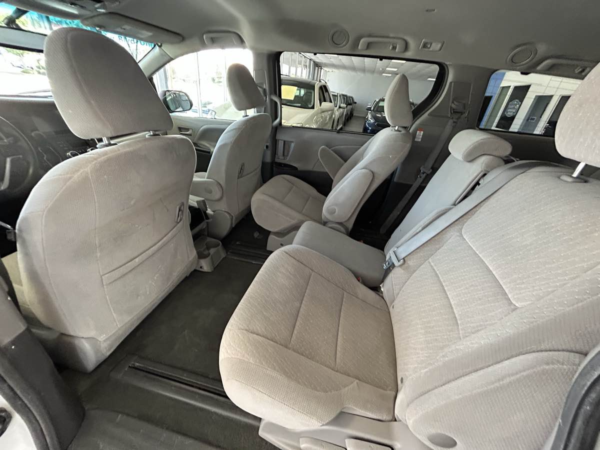 2017 Toyota Sienna LE photo 36