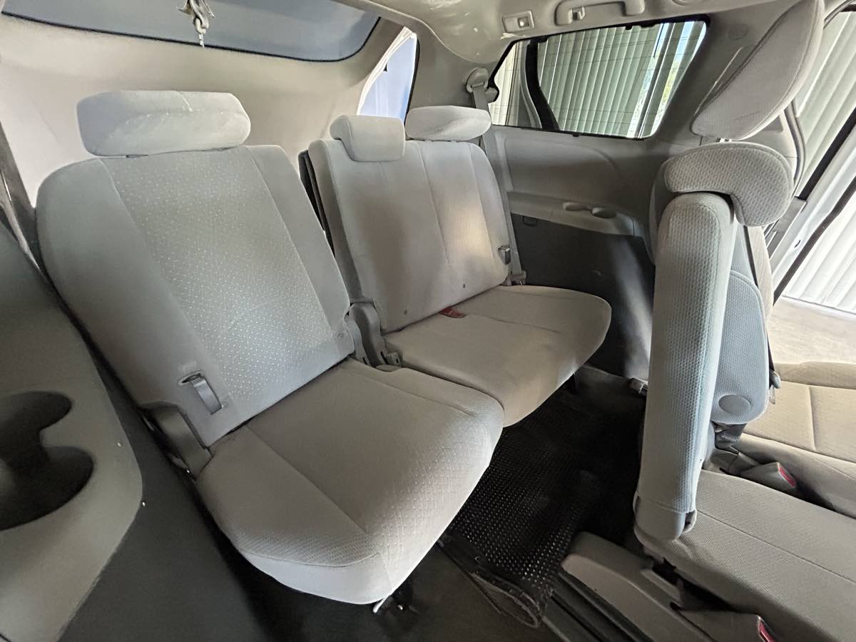 2017 Toyota Sienna LE photo 37