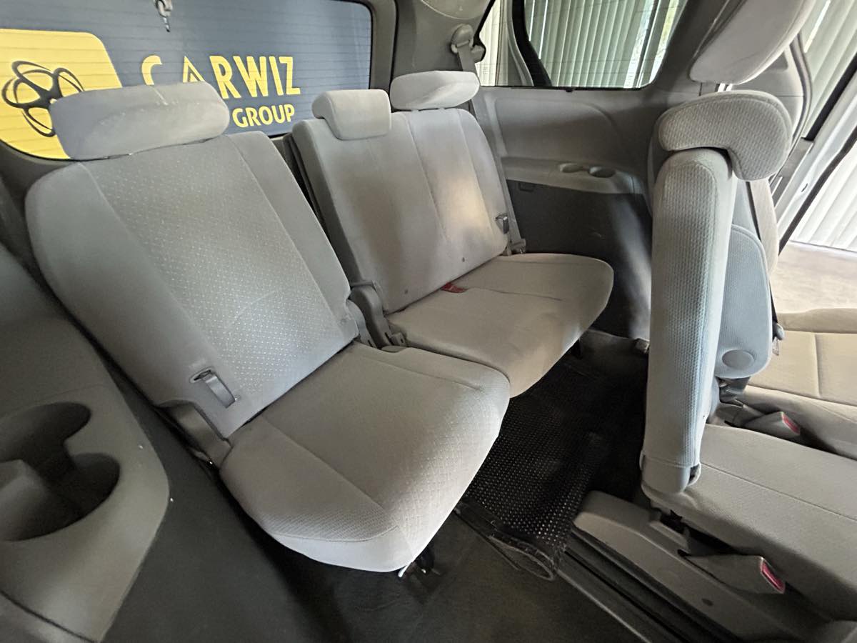 2017 Toyota Sienna LE photo 38