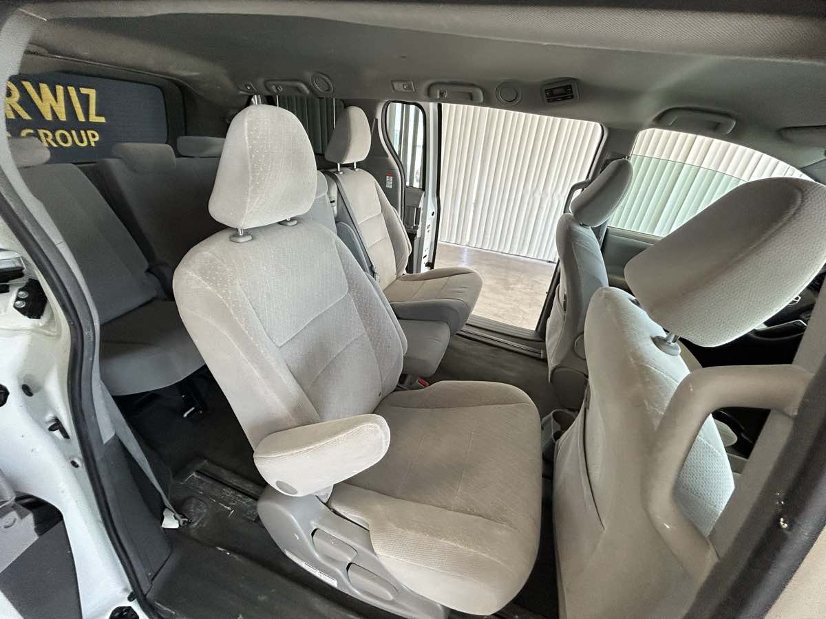 2017 Toyota Sienna LE photo 39