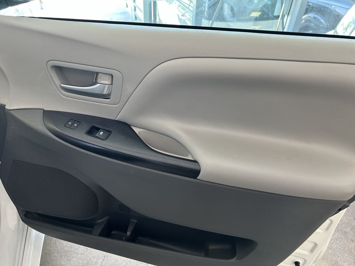 2017 Toyota Sienna LE photo 41