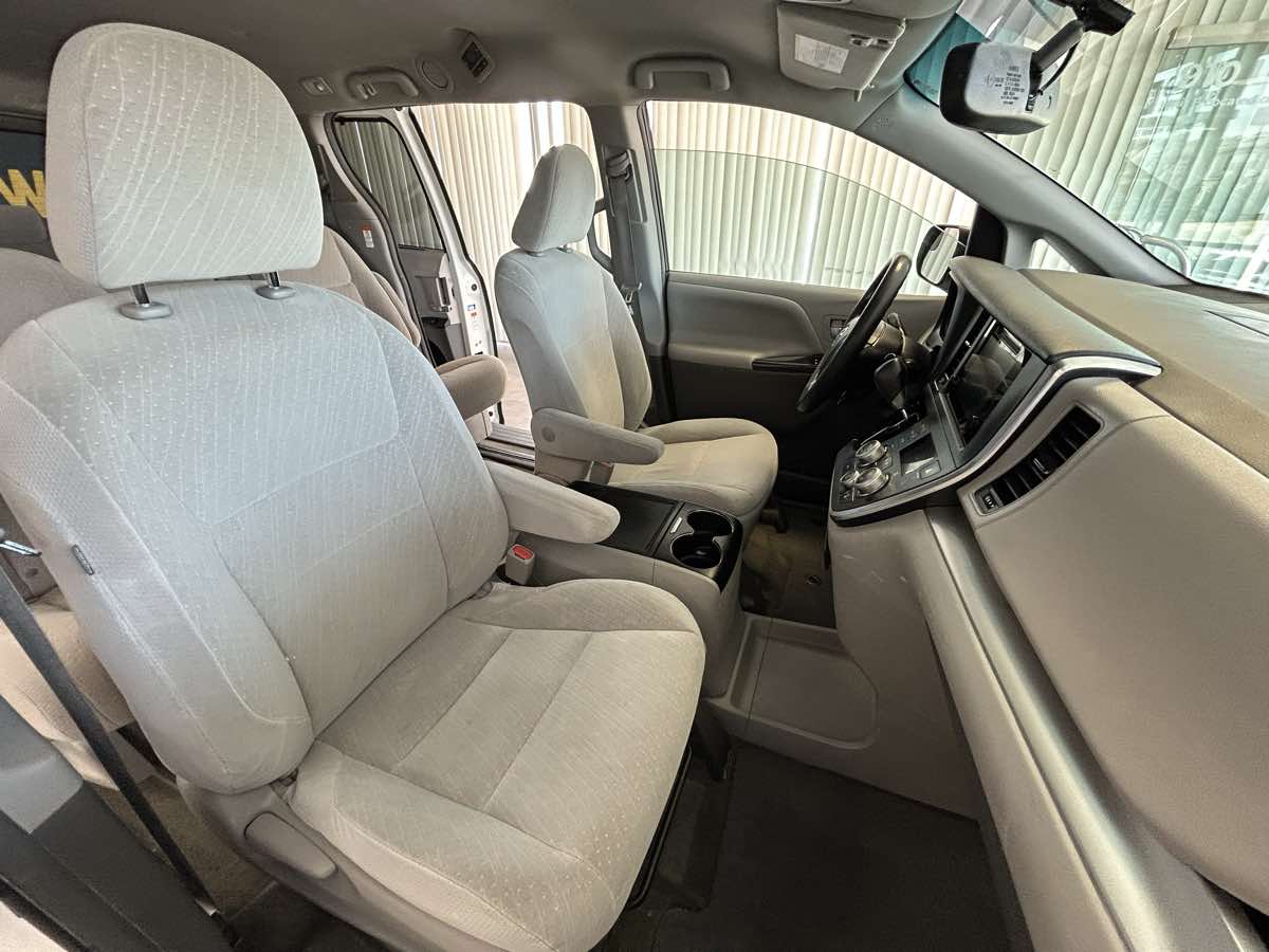 2017 Toyota Sienna LE photo 42