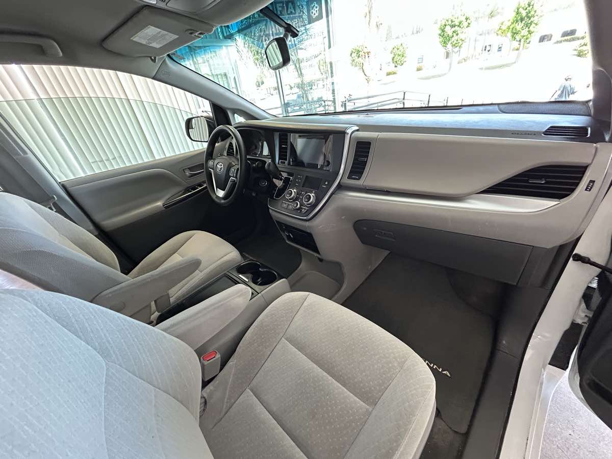 2017 Toyota Sienna LE photo 43