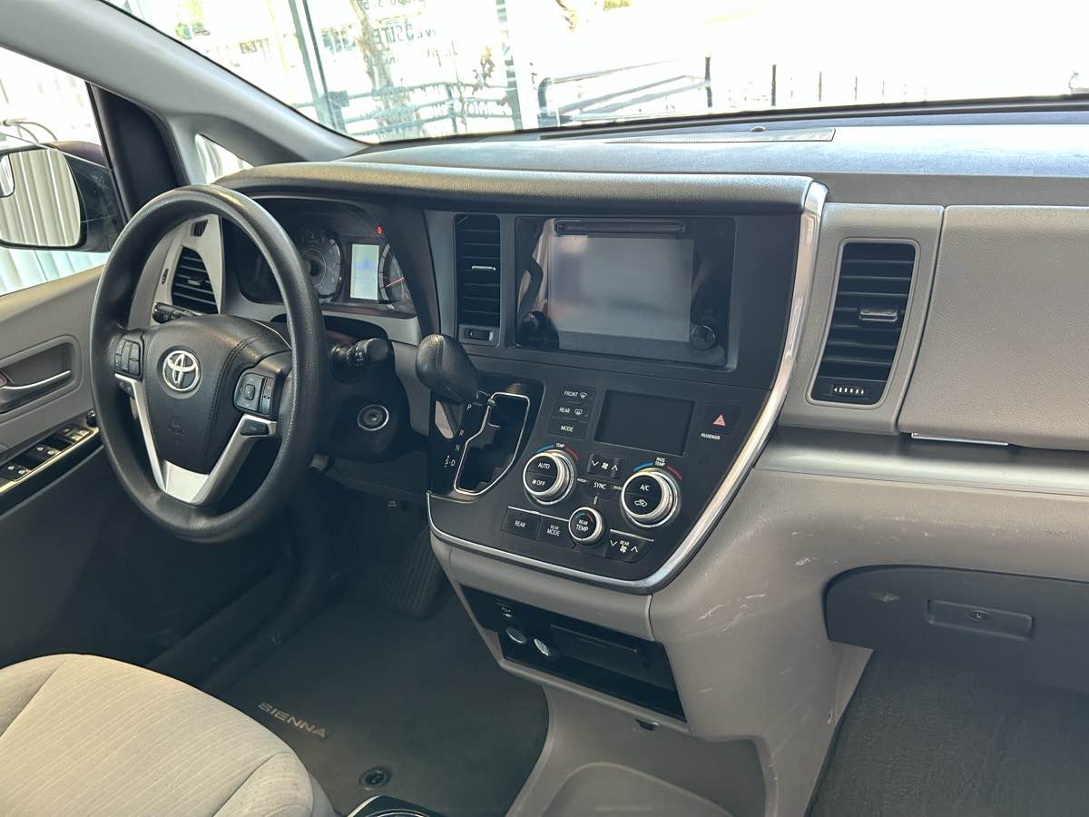 2017 Toyota Sienna LE photo 45