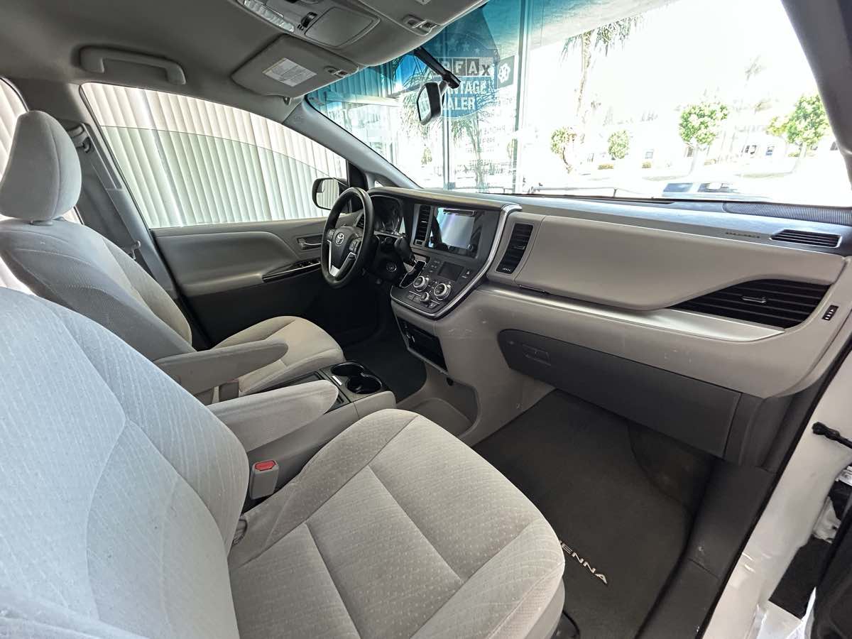 2017 Toyota Sienna LE photo 46