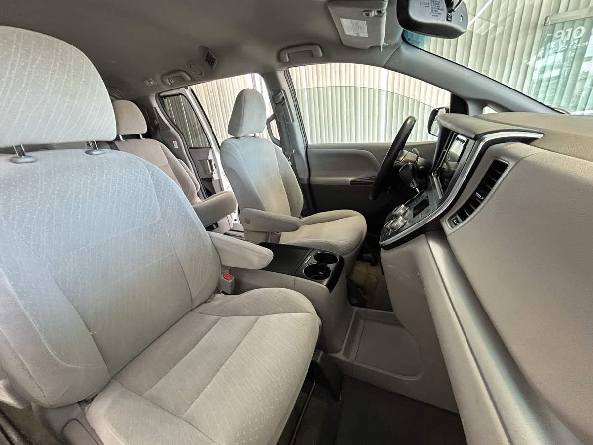 2017 Toyota Sienna LE photo 47