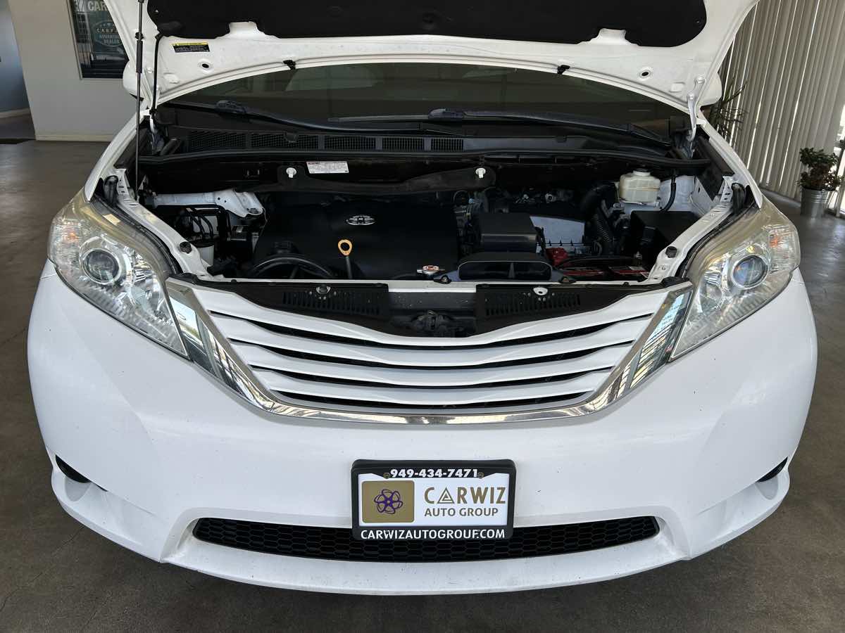 2017 Toyota Sienna LE photo 48
