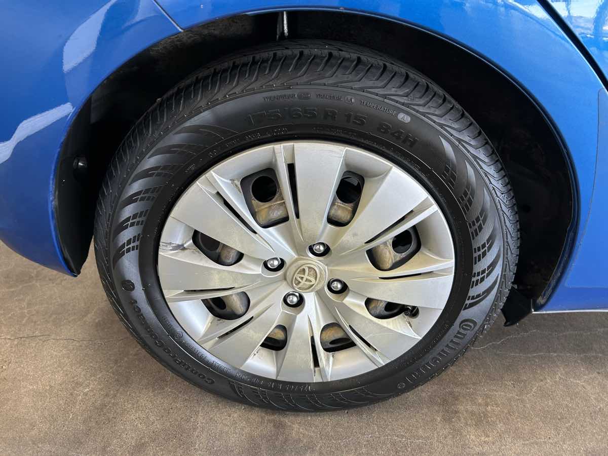 2012 Toyota Yaris LE photo 9