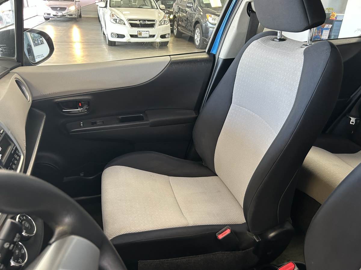 2012 Toyota Yaris LE photo 23
