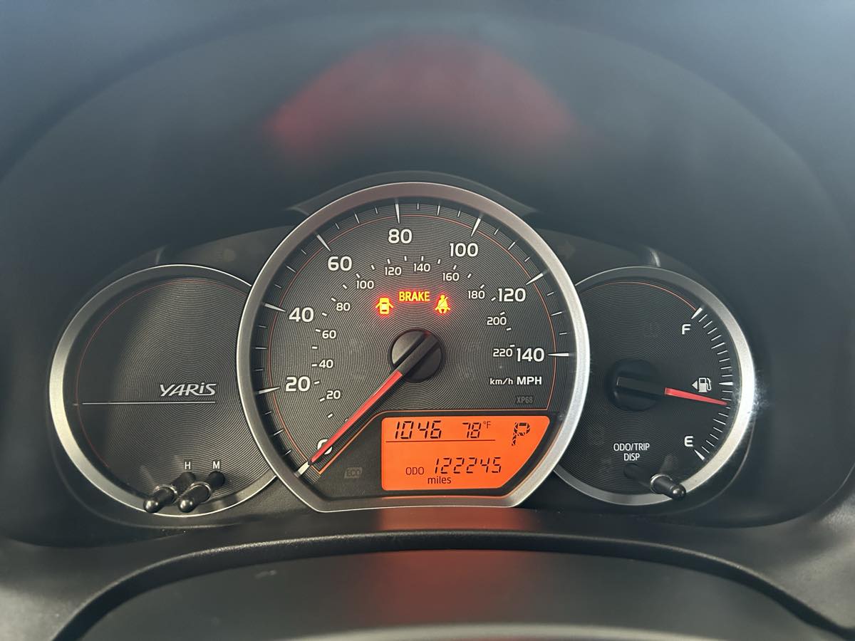 2012 Toyota Yaris LE photo 27