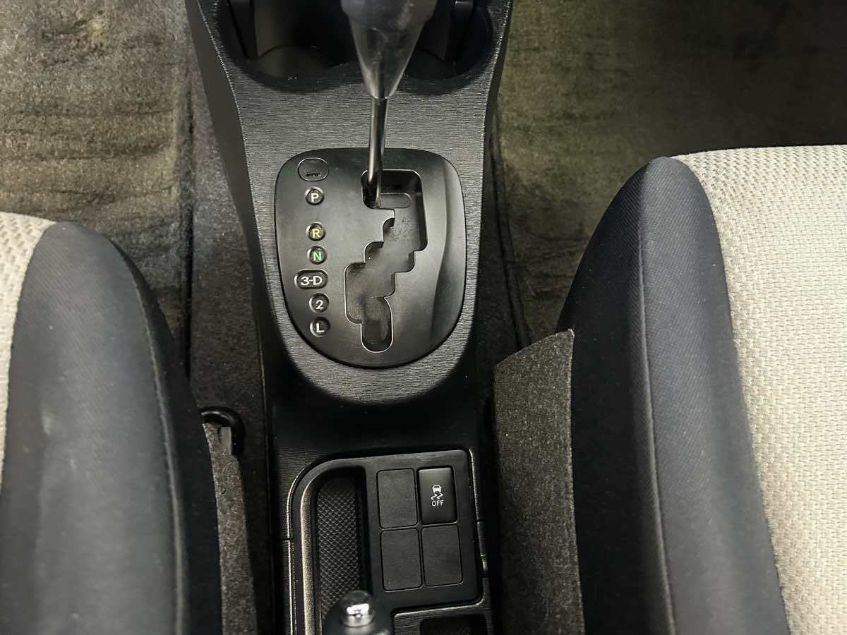 2012 Toyota Yaris LE photo 29