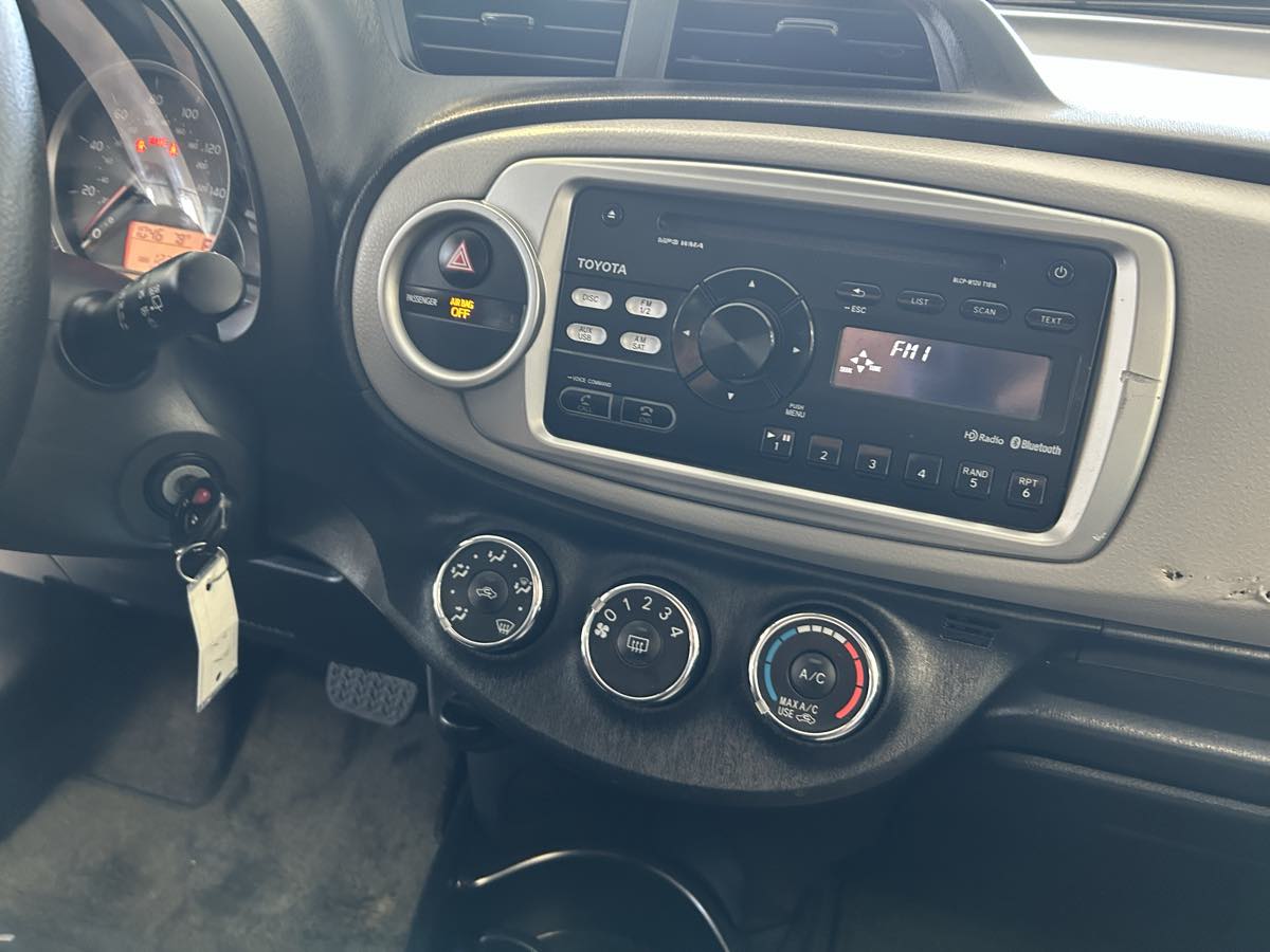 2012 Toyota Yaris LE photo 32