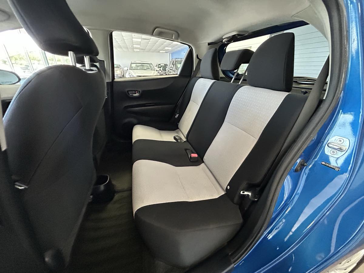 2012 Toyota Yaris LE photo 34