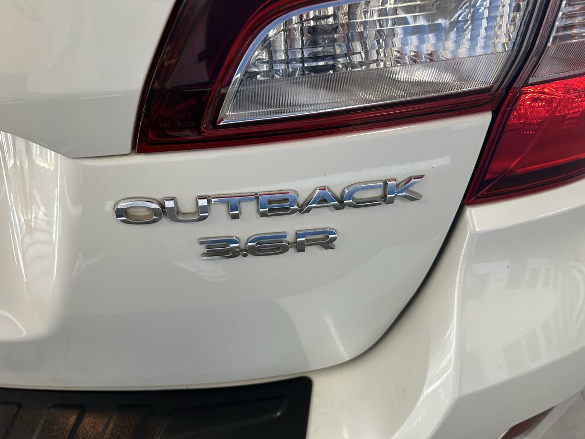 2016 Subaru Outback 3.6R Limited photo 17