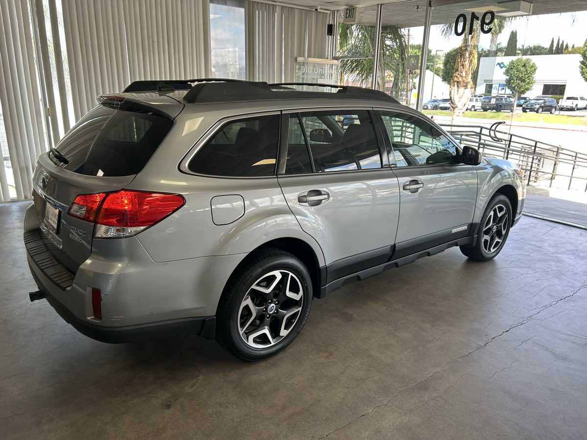 2011 Subaru Outback 2.5i Limited photo 16