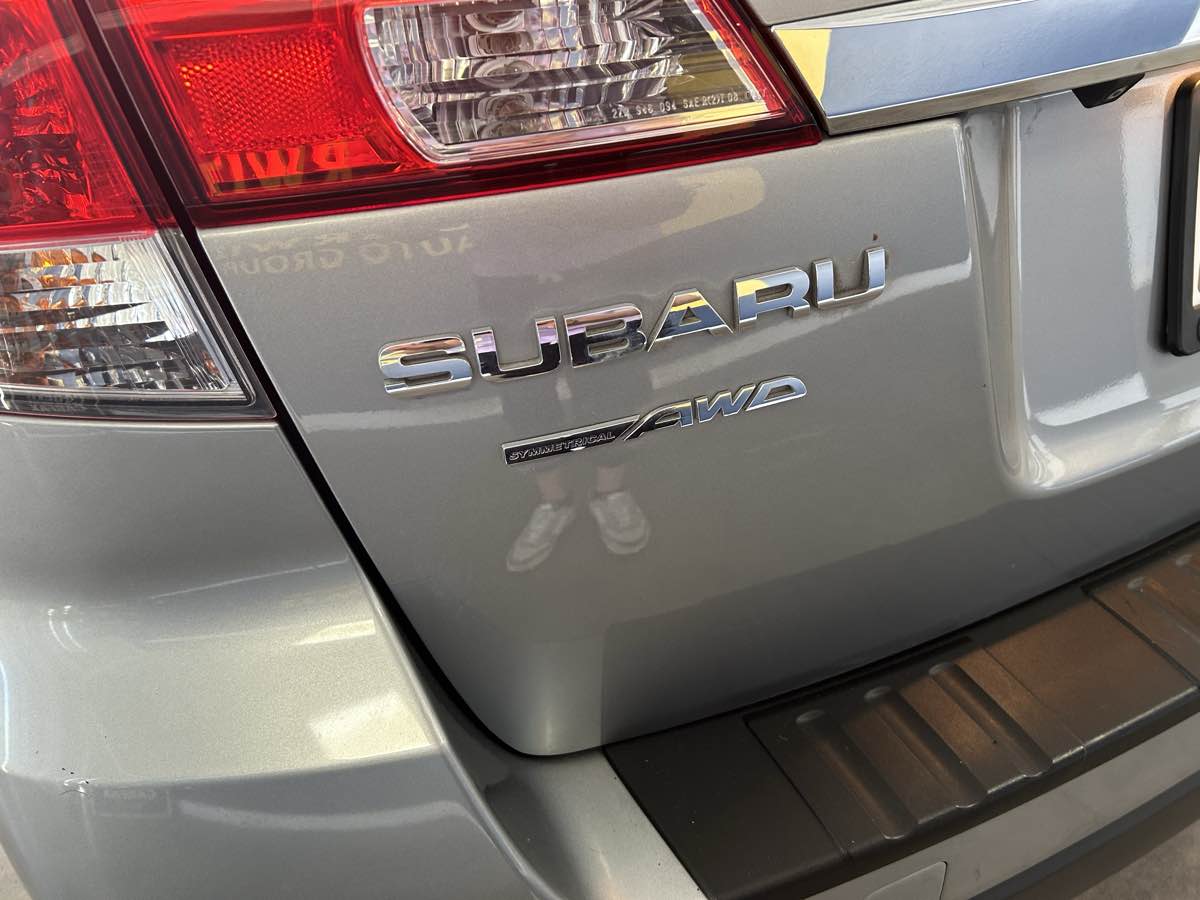 2011 Subaru Outback 2.5i Limited photo 17