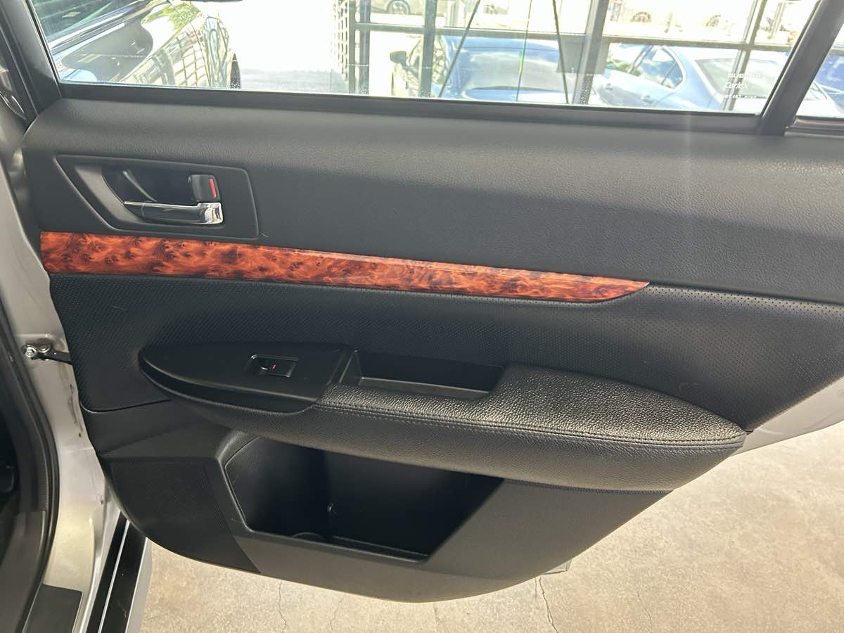 2011 Subaru Outback 2.5i Limited photo 34